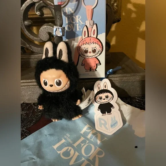POP MART “R” Black Letter LABUBU THE MONSTERS Pin for Love Series Plush Pendant - Picture 7 of 17